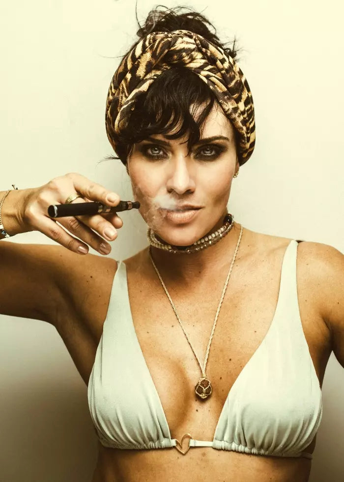 Une dame qui vapote