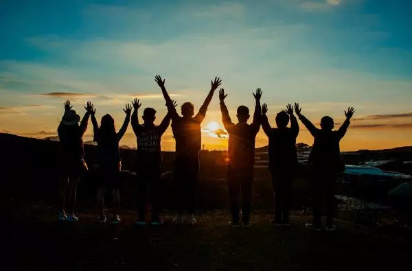 Photo de plusieurs personnes heureux